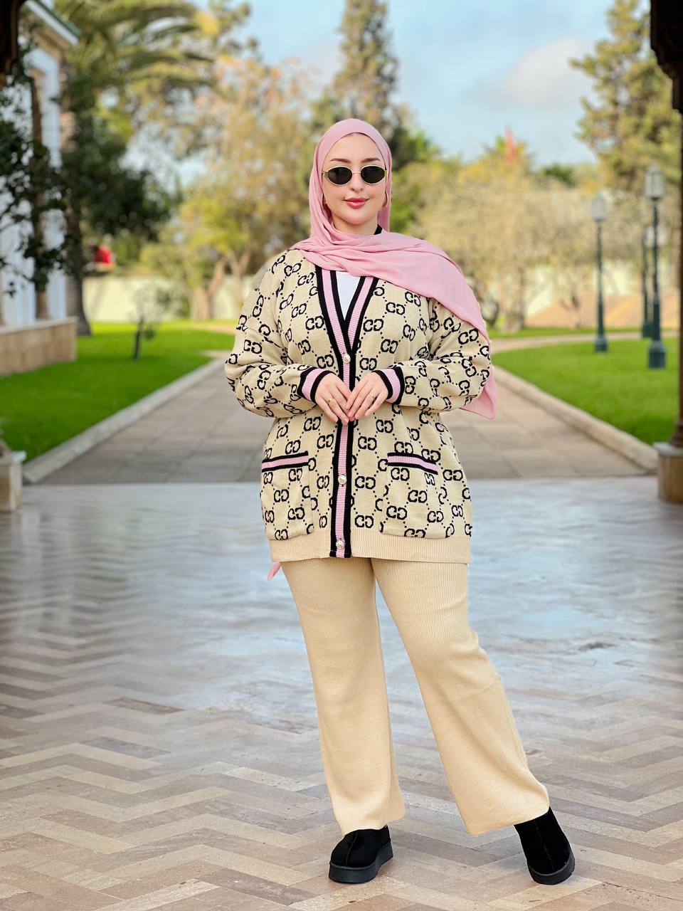 طقم نسائي أنيق بلمسة راقية