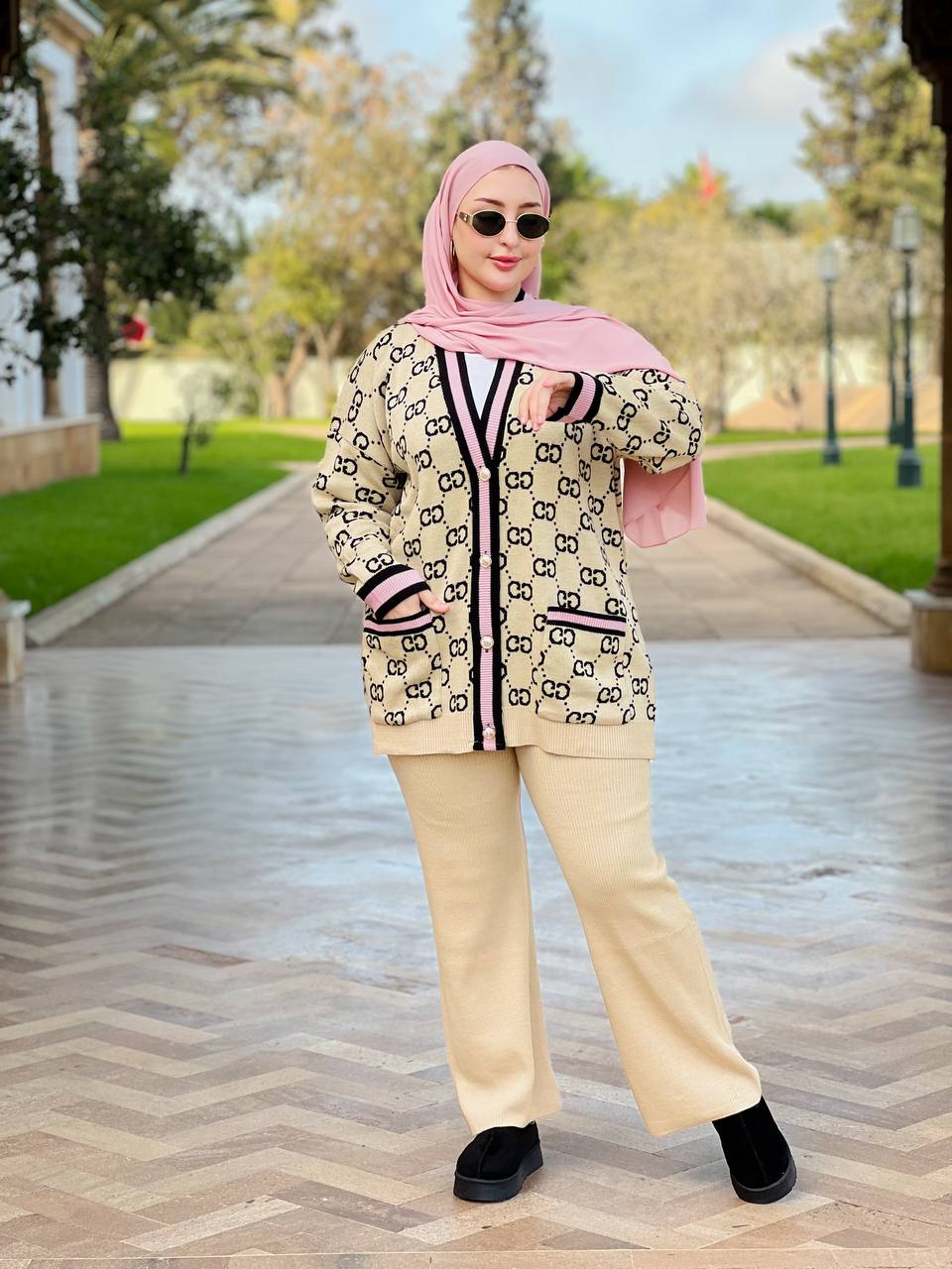 طقم نسائي أنيق بلمسة راقية