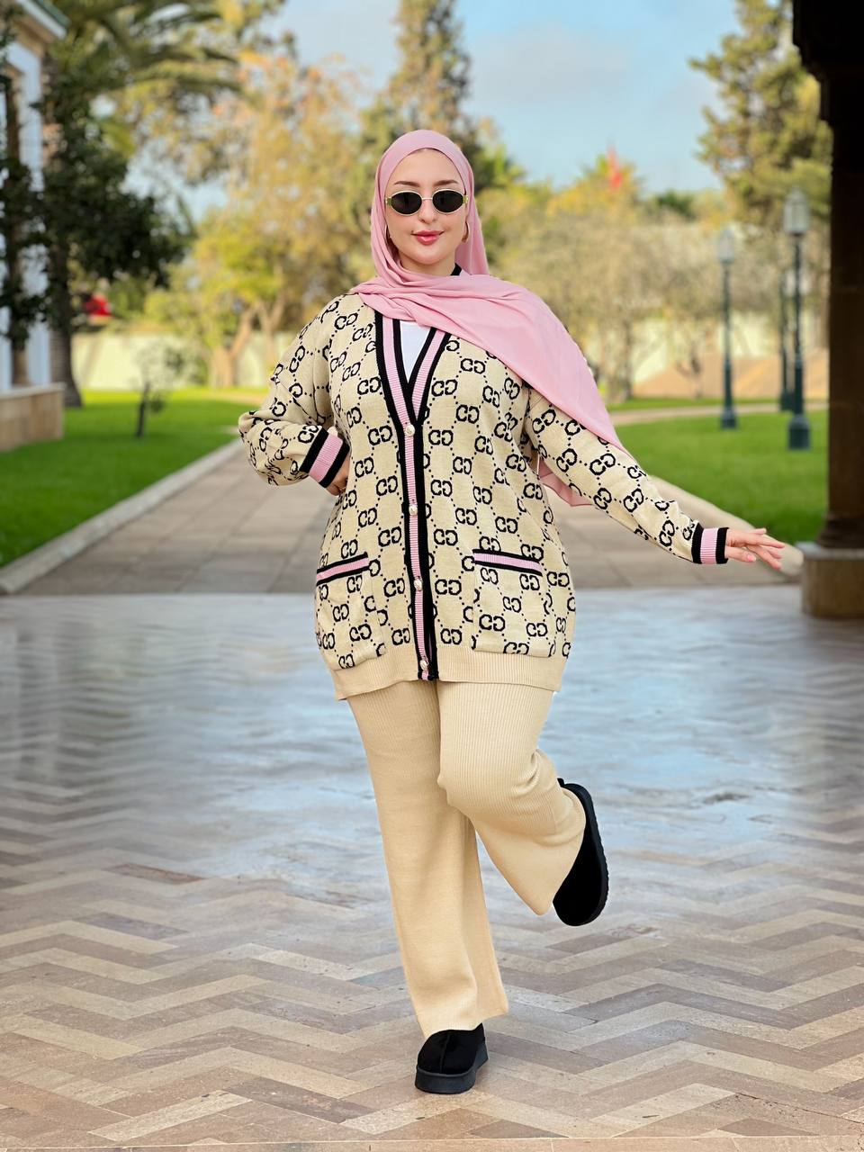 طقم نسائي أنيق بلمسة راقية