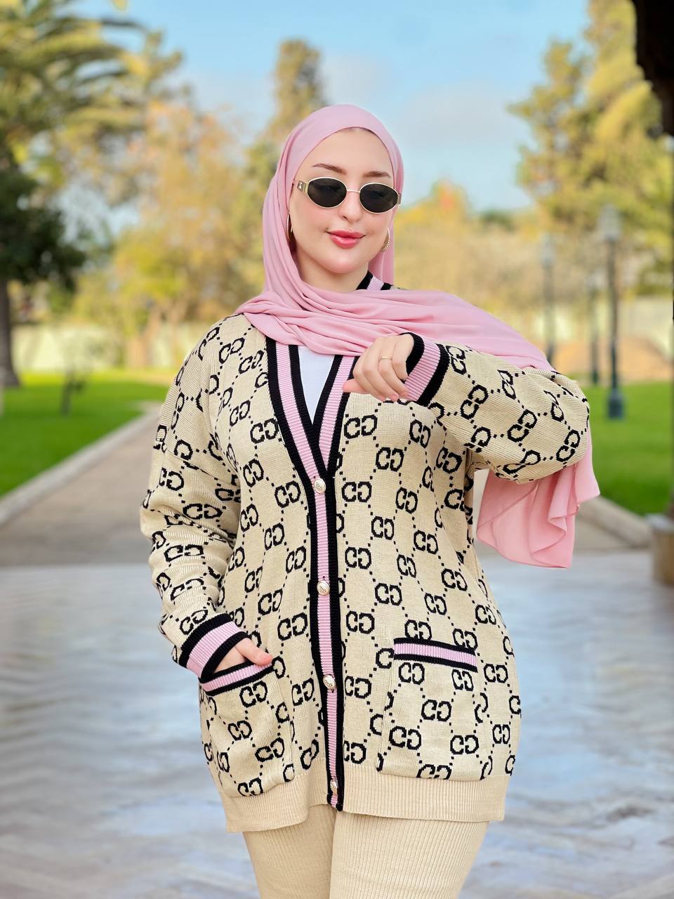 طقم نسائي أنيق بلمسة راقية