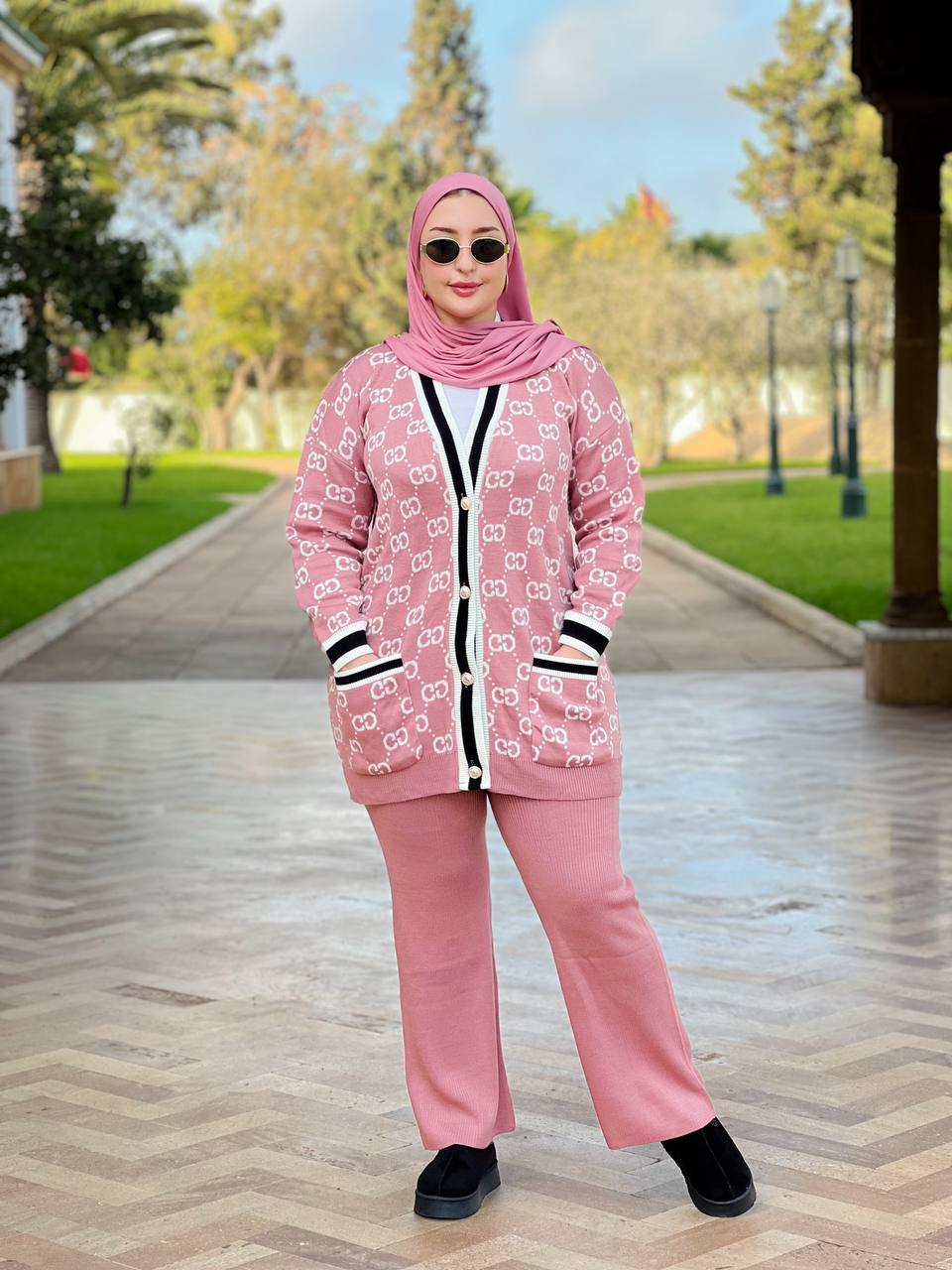 طقم نسائي أنيق بلمسة راقية