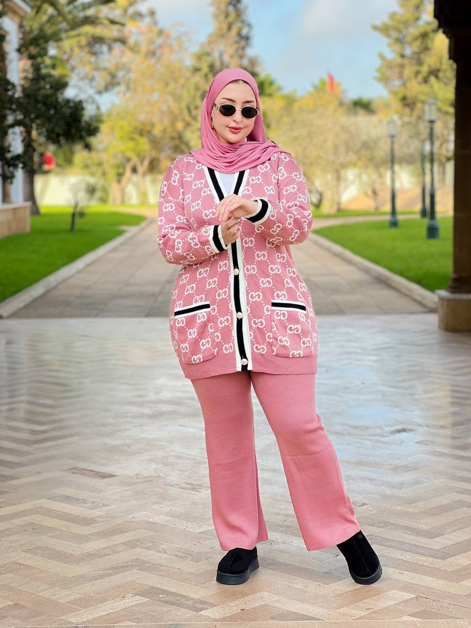 طقم نسائي أنيق بلمسة راقية