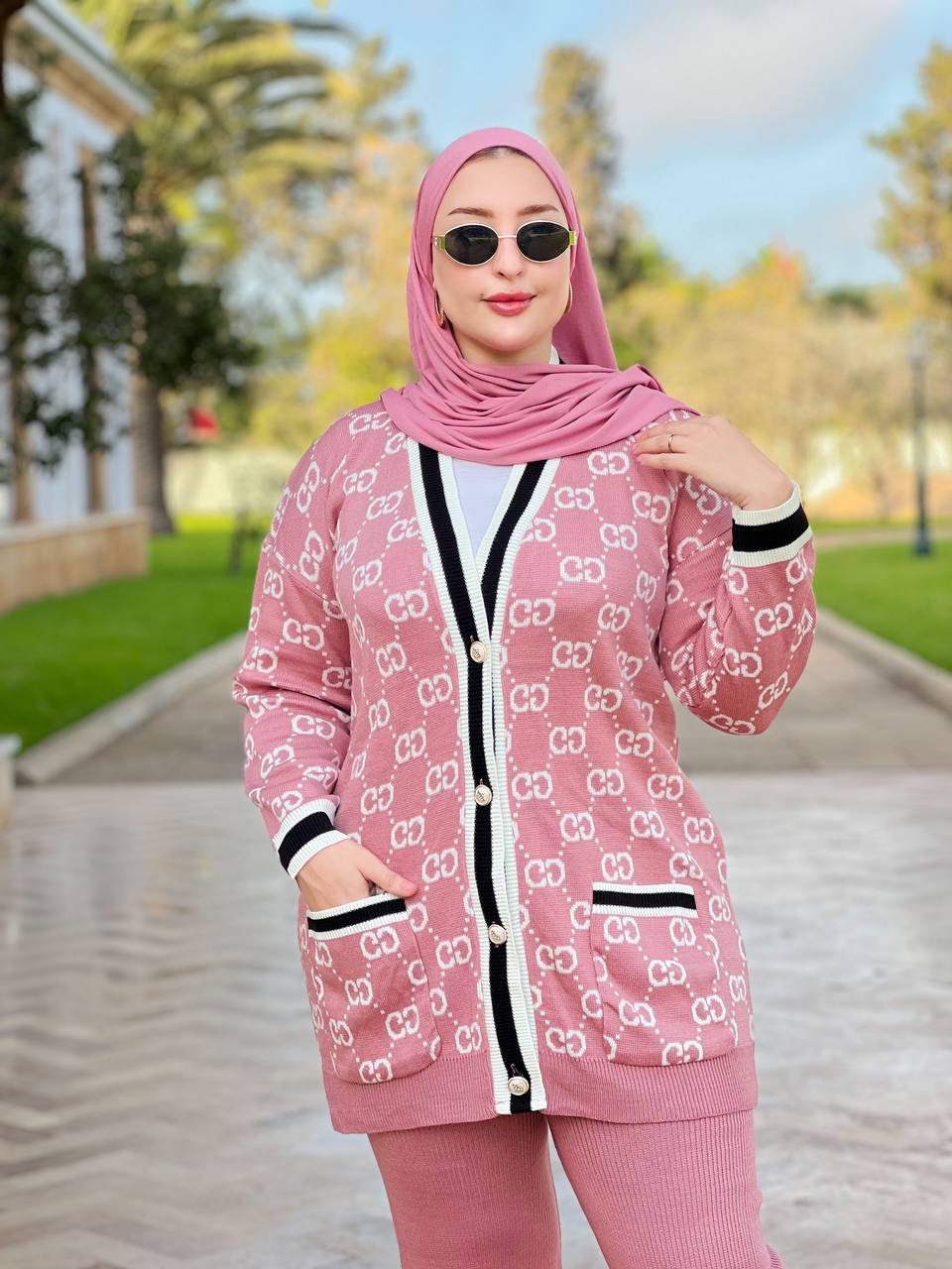 طقم نسائي أنيق بلمسة راقية