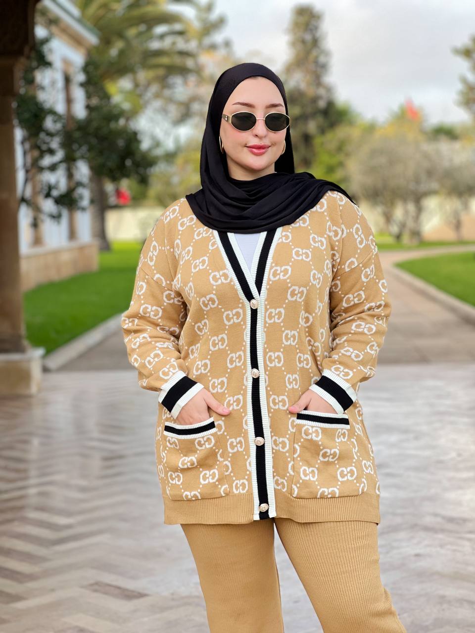 طقم نسائي أنيق بلمسة راقية