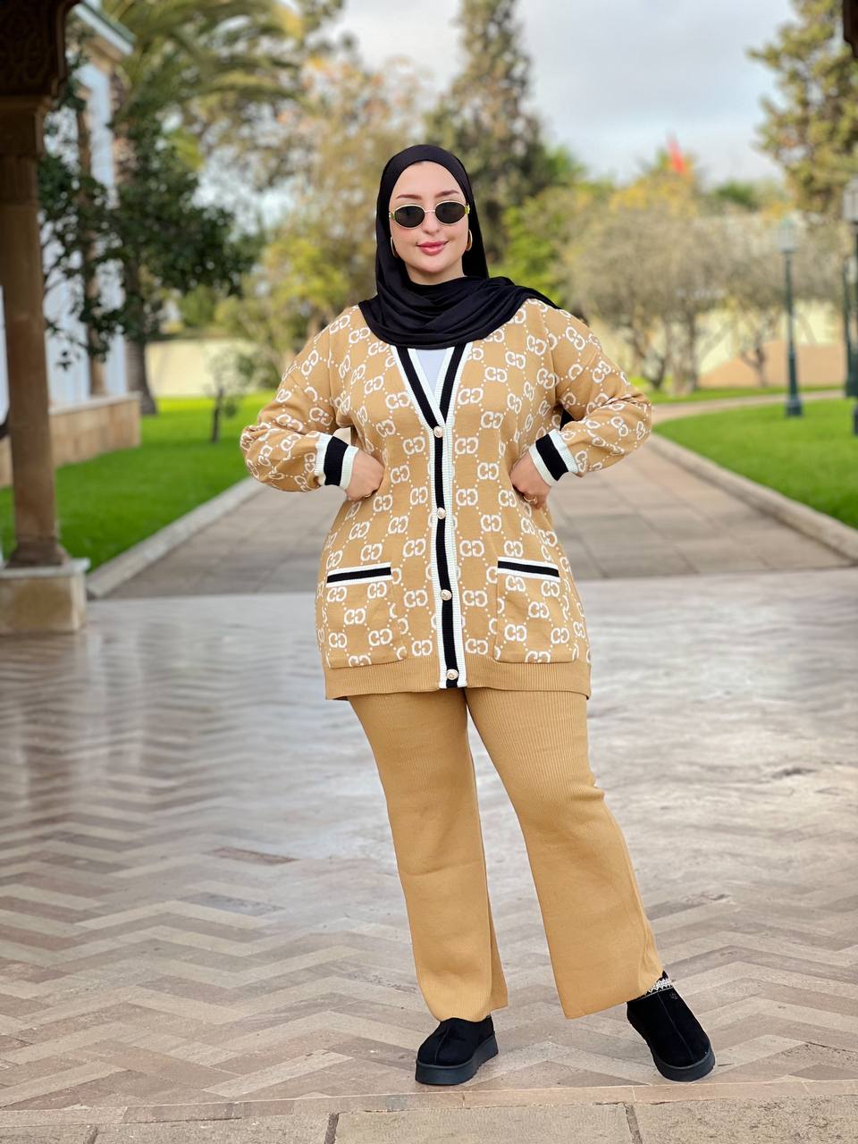 طقم نسائي أنيق بلمسة راقية