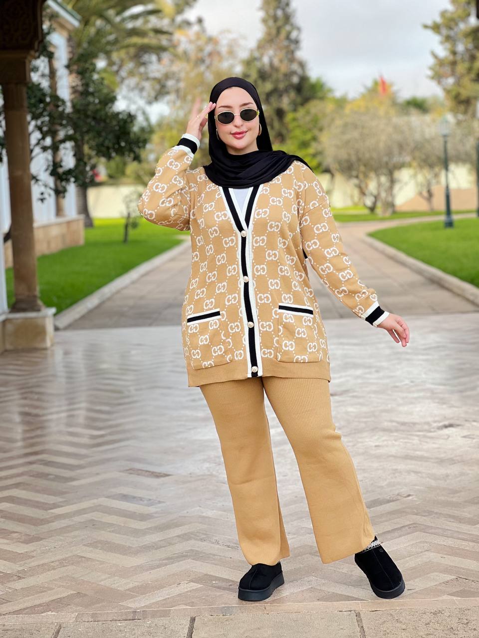 طقم نسائي أنيق بلمسة راقية