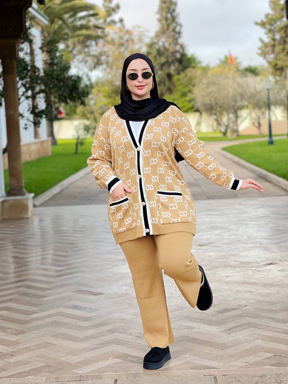 طقم نسائي أنيق بلمسة راقية