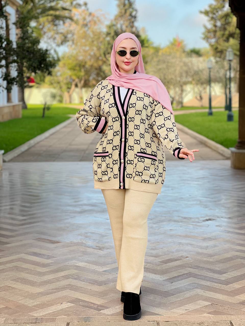 طقم نسائي أنيق بلمسة راقية