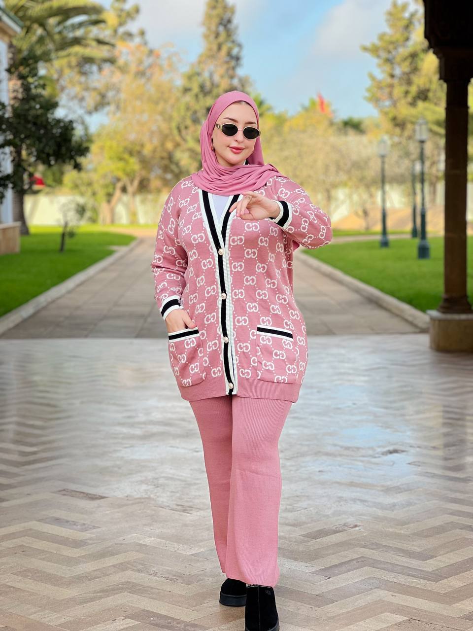 طقم نسائي أنيق بلمسة راقية