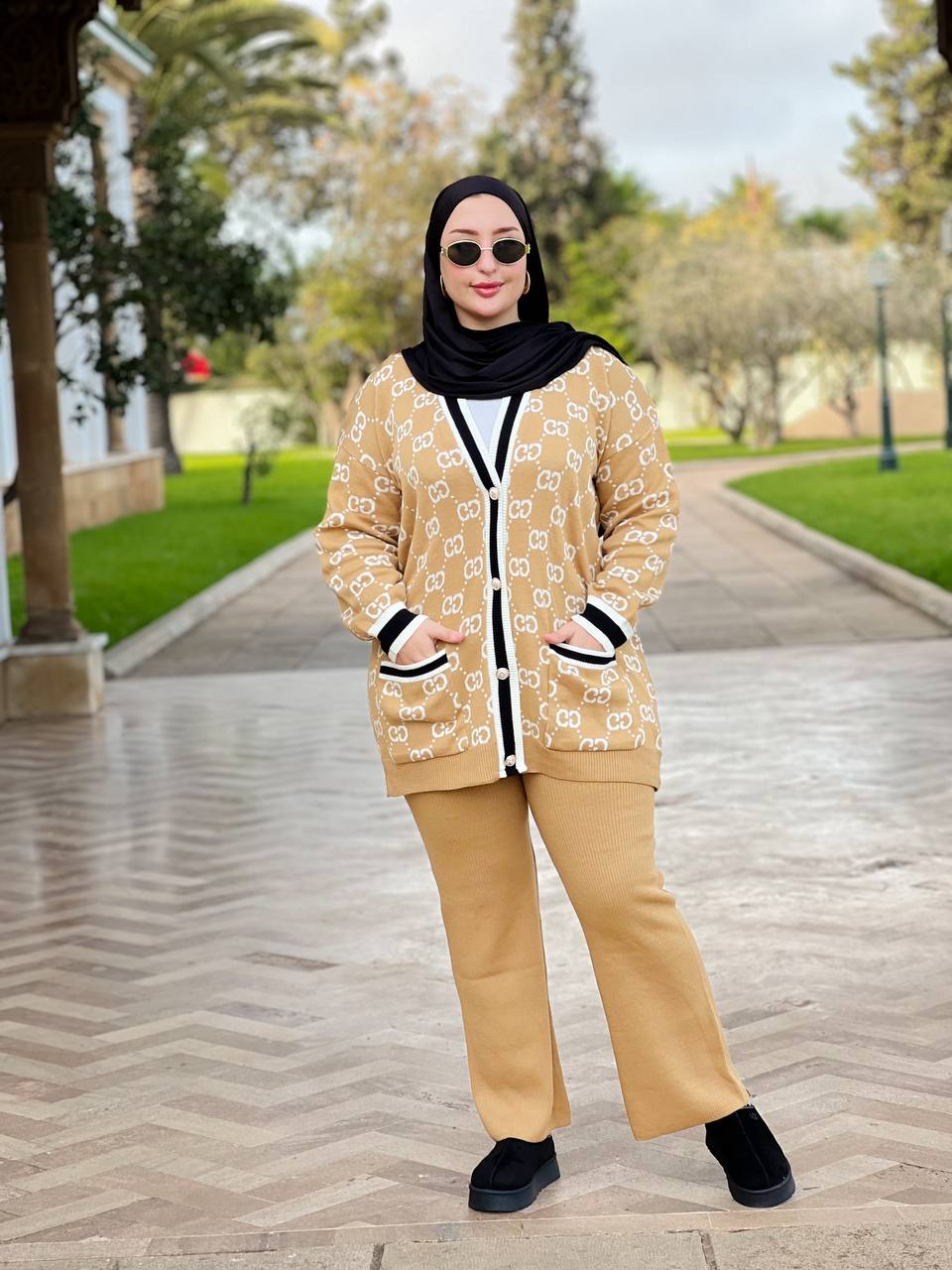 طقم نسائي أنيق بلمسة راقية